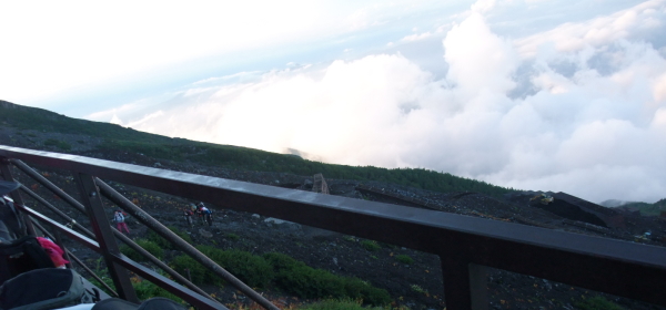 すっかり雲の上の富士山